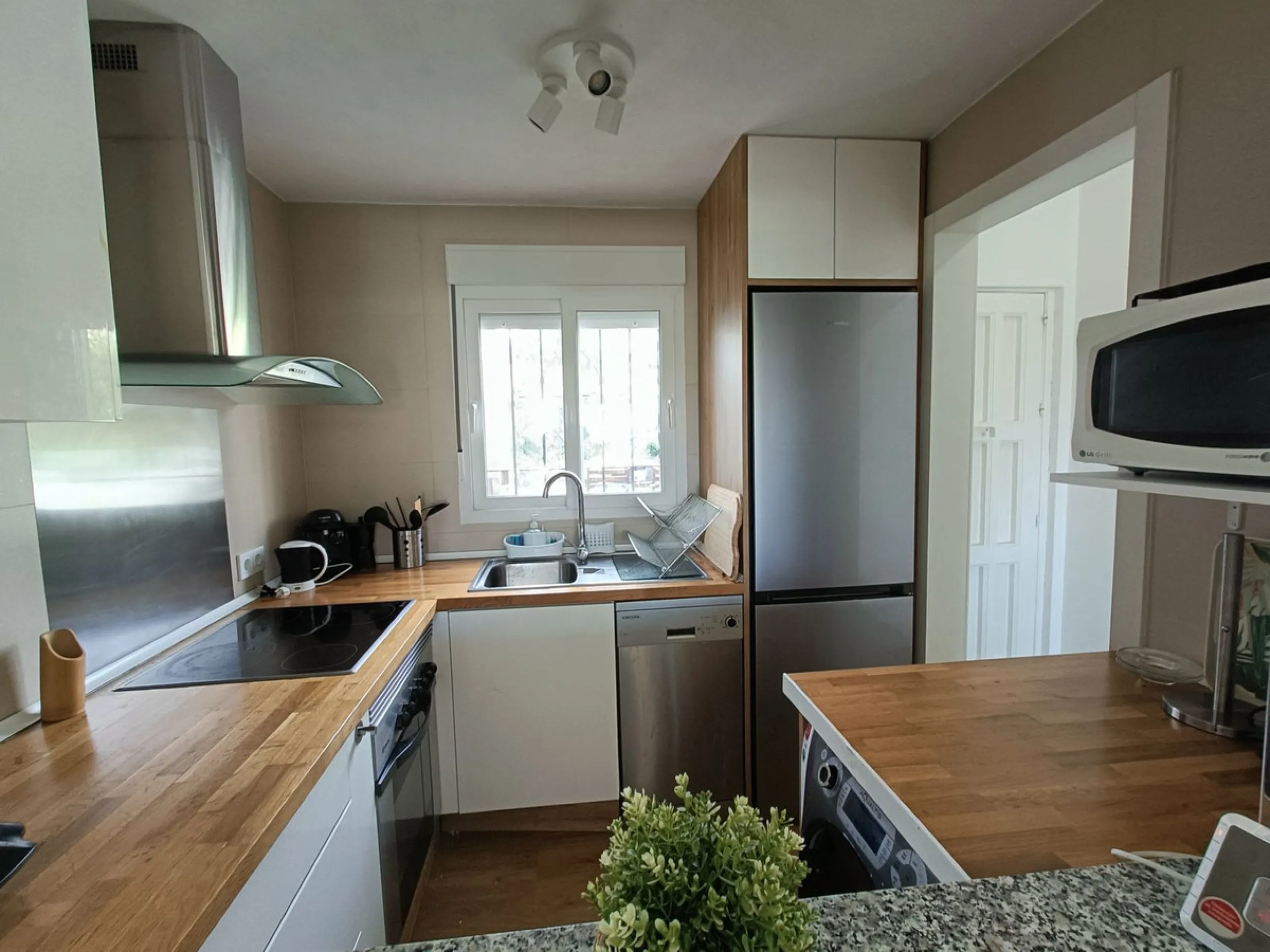 Penthouse apartment on the first floor with closed terrace with panoramic views to the common areas of garden and communal pool. South orientation. It consists of 2 bedrooms, 1 of them with built-in wardrobe. 1 Full bathroom with bath and shower cabin, ca