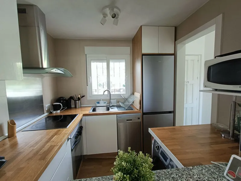 Penthouse apartment on the first floor with closed terrace with panoramic views to the common areas of garden and communal pool. South orientation. It consists of 2 bedrooms, 1 of them with built-in wardrobe. 1 Full bathroom with bath and shower cabin, ca