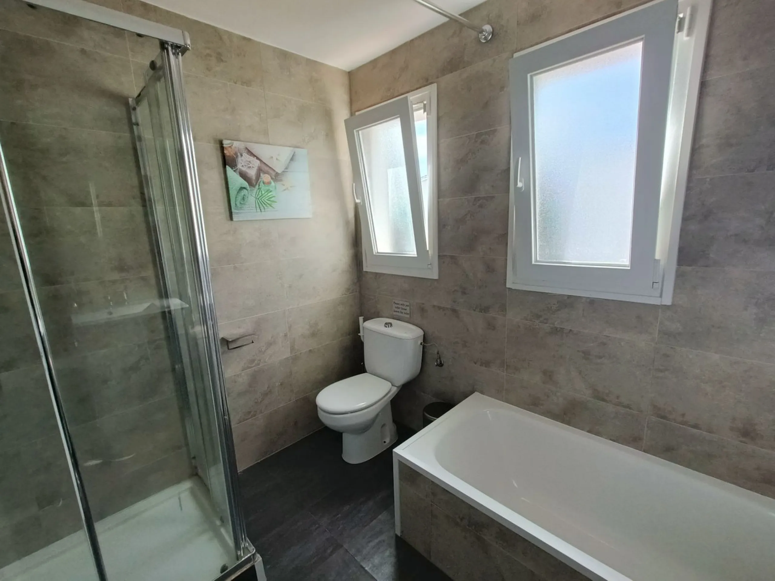 Penthouse apartment on the first floor with closed terrace with panoramic views to the common areas of garden and communal pool. South orientation. It consists of 2 bedrooms, 1 of them with built-in wardrobe. 1 Full bathroom with bath and shower cabin, ca