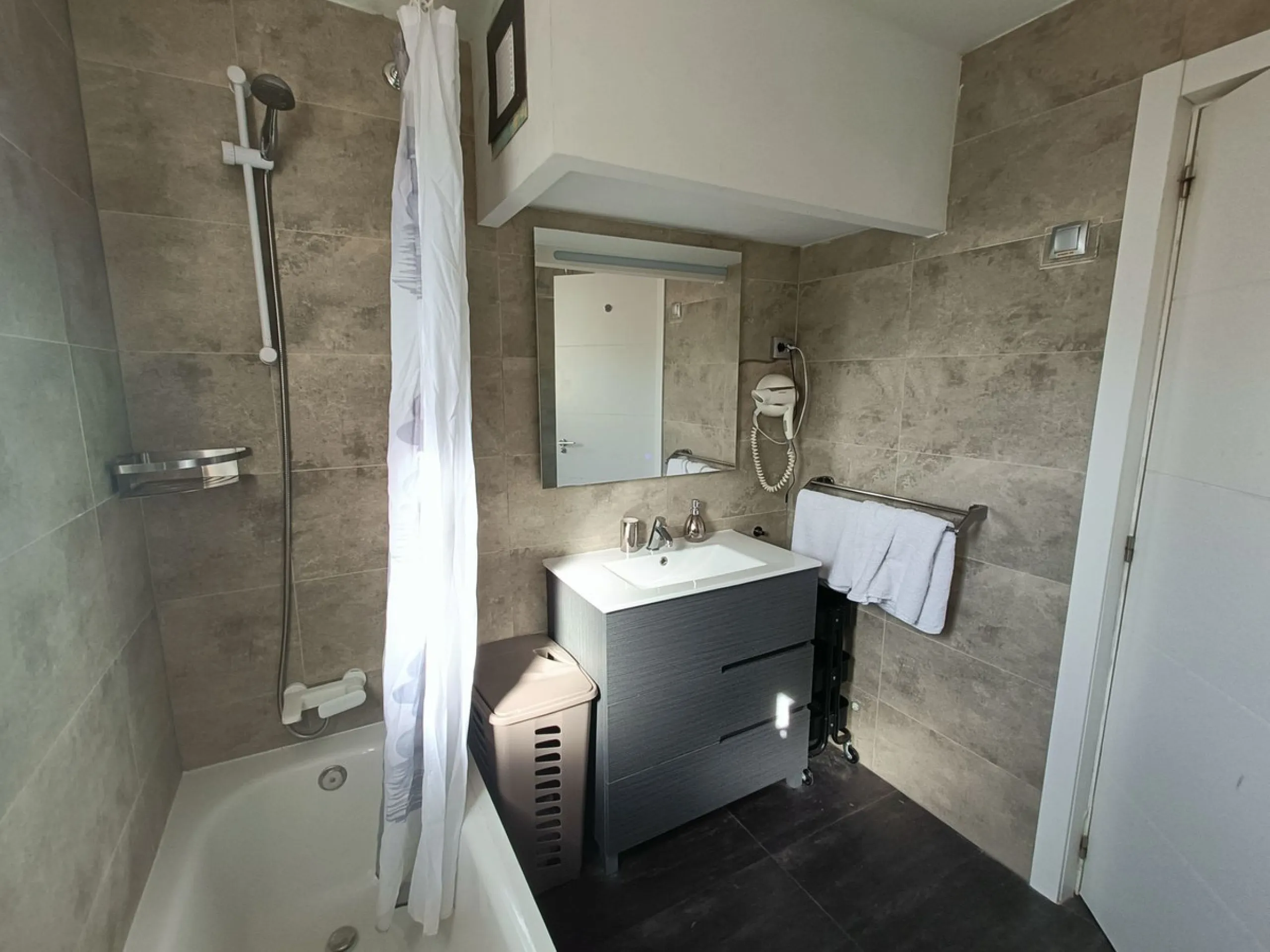 Penthouse apartment on the first floor with closed terrace with panoramic views to the common areas of garden and communal pool. South orientation. It consists of 2 bedrooms, 1 of them with built-in wardrobe. 1 Full bathroom with bath and shower cabin, ca