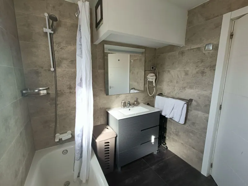 Penthouse apartment on the first floor with closed terrace with panoramic views to the common areas of garden and communal pool. South orientation. It consists of 2 bedrooms, 1 of them with built-in wardrobe. 1 Full bathroom with bath and shower cabin, ca