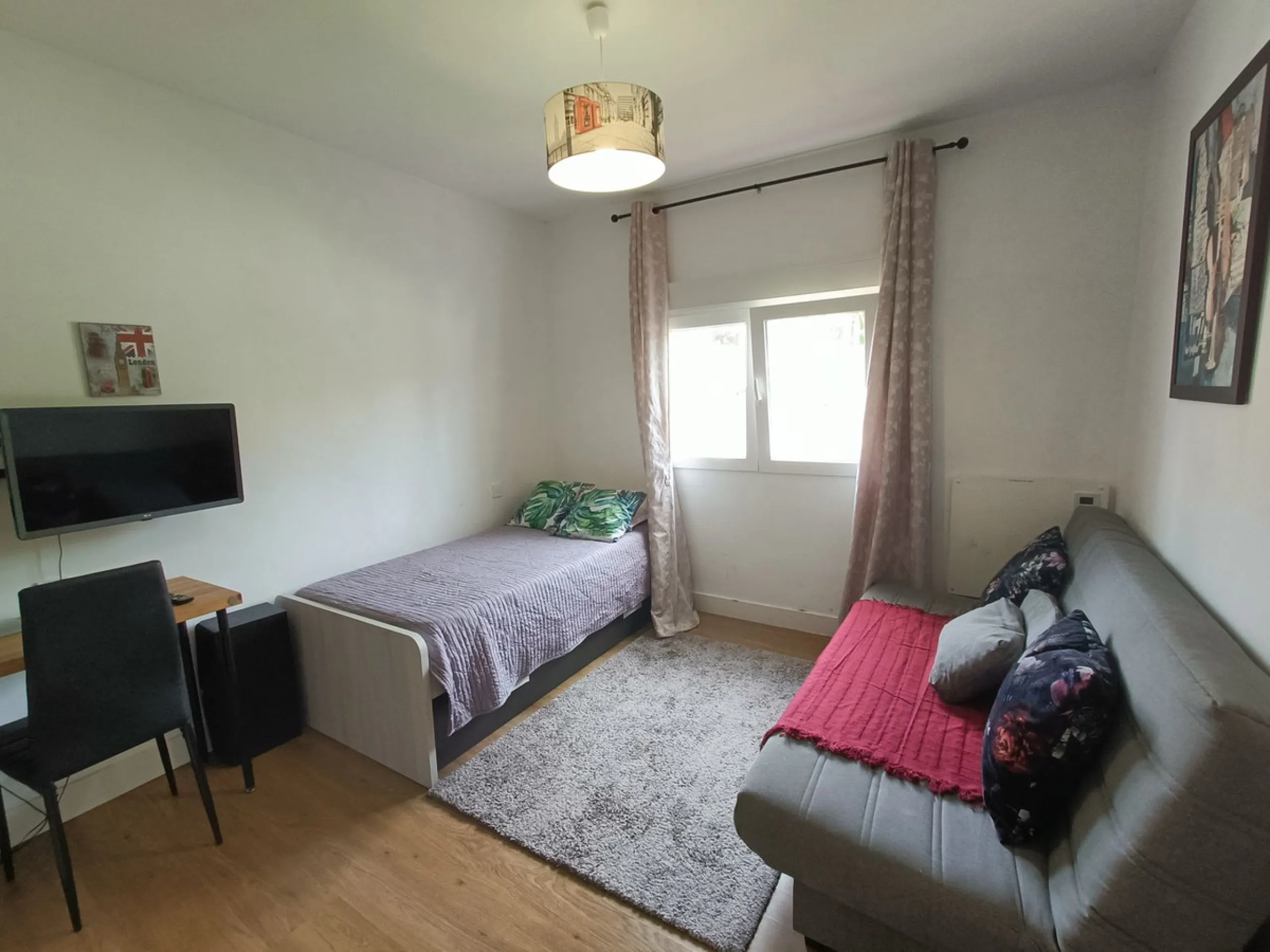Penthouse apartment on the first floor with closed terrace with panoramic views to the common areas of garden and communal pool. South orientation. It consists of 2 bedrooms, 1 of them with built-in wardrobe. 1 Full bathroom with bath and shower cabin, ca