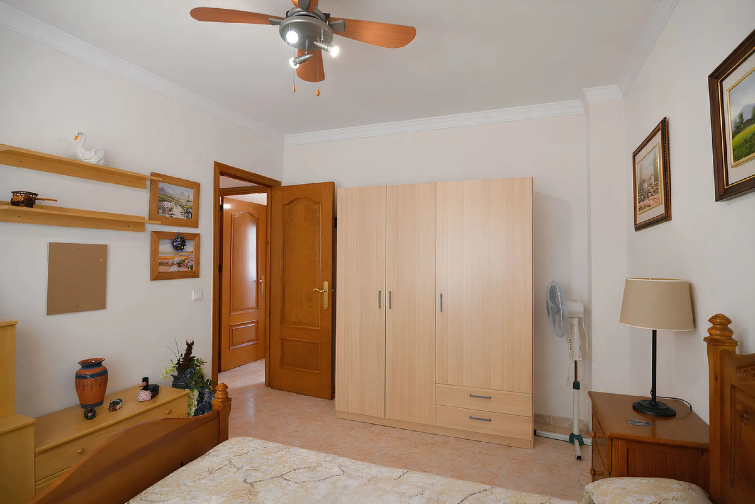 Wir freuen uns, diese prächtige Wohnung im begehrten Viertel Las Lagunas vorzustellen