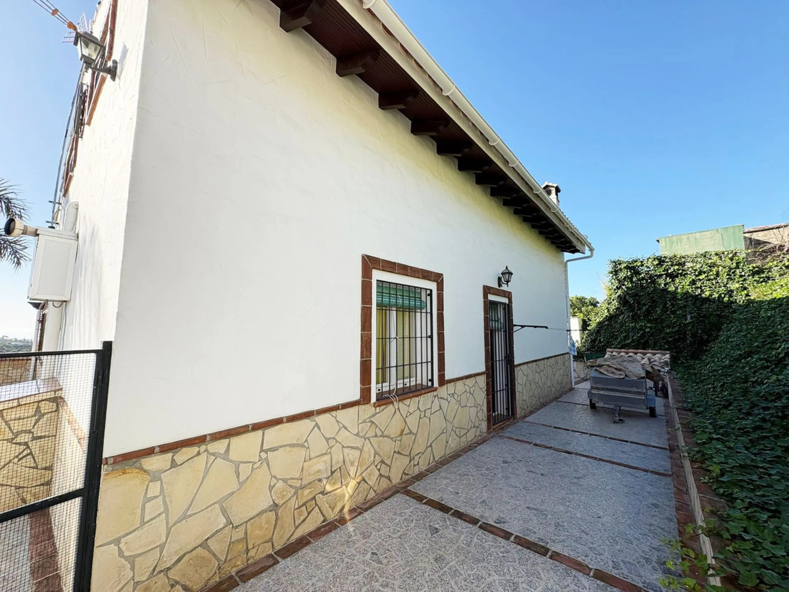 * Independent 3-Bedroom Villa with Private Pool and Stunning Panoramic Views in La Cala de Mijas *