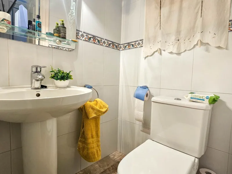 Красивый угловой таунхаус с 4 спальнями, 3 ванными комнатами и туалетом; с частным внешним видом и застекленными террасами в Марина де Касарес, недалеко от прекрасного песчаного пляжа, отмеченного голубым флагом, и множества магазинов, баров и ресторанов