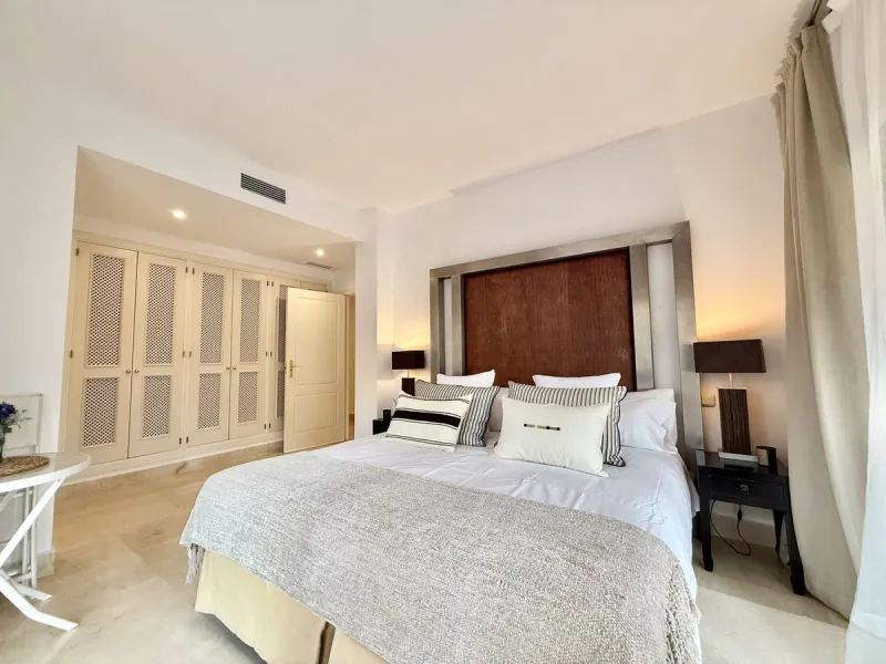 This magnificent frontline beach ground floor apartment is part of an exclusive gated community of only 80 homes. Surrounded by lush mature tropical gardens, it offers a tranquil and sophisticated ambience. The property includes a private underground park