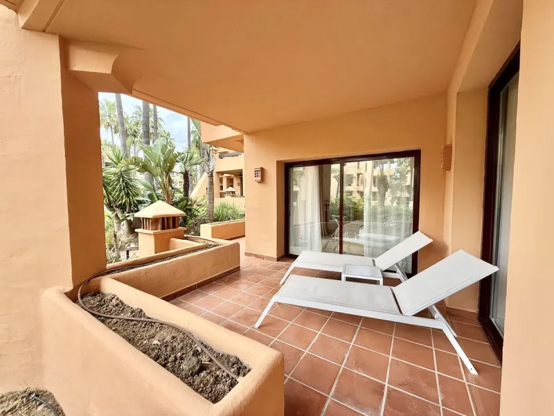This magnificent frontline beach ground floor apartment is part of an exclusive gated community of only 80 homes. Surrounded by lush mature tropical gardens, it offers a tranquil and sophisticated ambience. The property includes a private underground park
