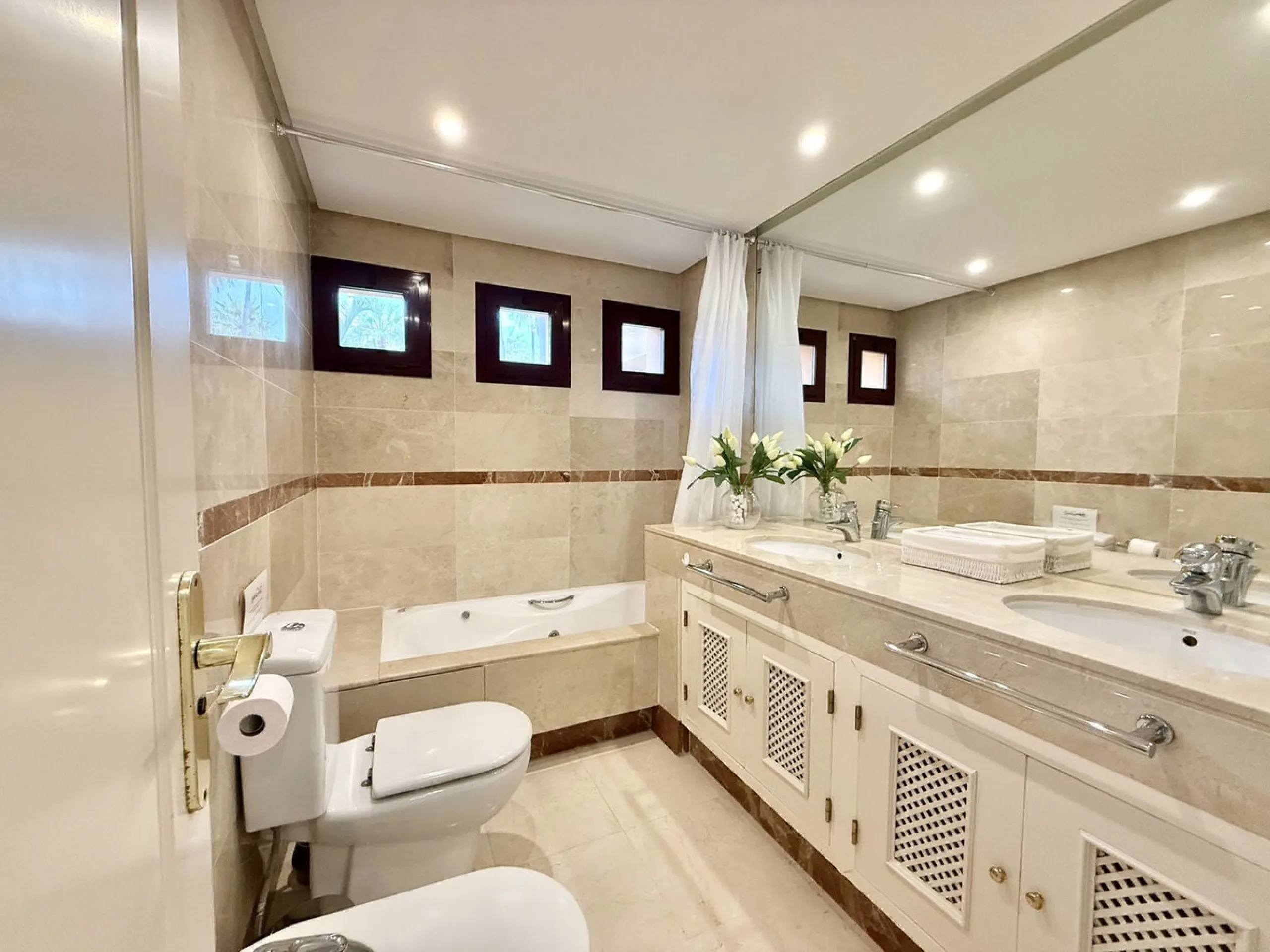 This magnificent frontline beach ground floor apartment is part of an exclusive gated community of only 80 homes. Surrounded by lush mature tropical gardens, it offers a tranquil and sophisticated ambience. The property includes a private underground park