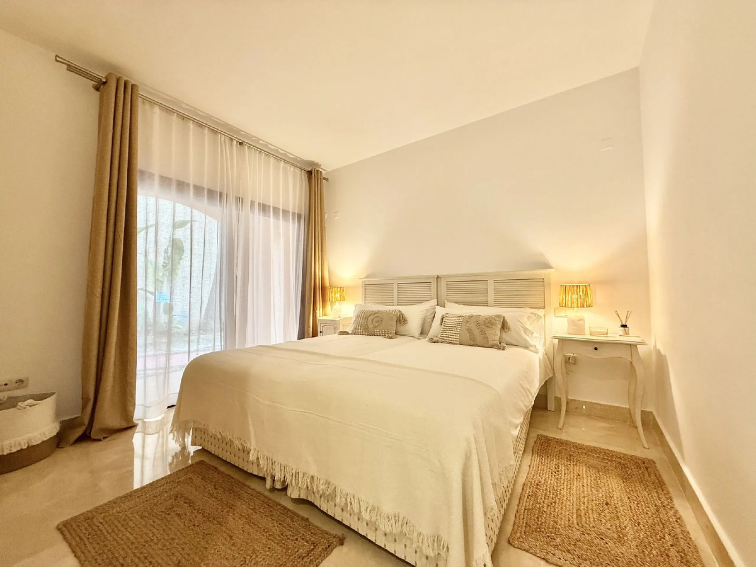 This magnificent frontline beach ground floor apartment is part of an exclusive gated community of only 80 homes. Surrounded by lush mature tropical gardens, it offers a tranquil and sophisticated ambience. The property includes a private underground park