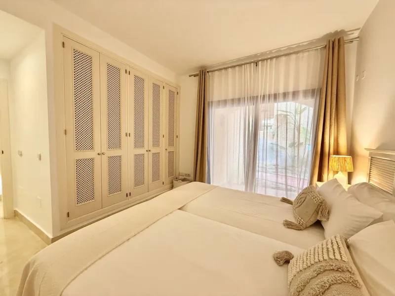 This magnificent frontline beach ground floor apartment is part of an exclusive gated community of only 80 homes. Surrounded by lush mature tropical gardens, it offers a tranquil and sophisticated ambience. The property includes a private underground park