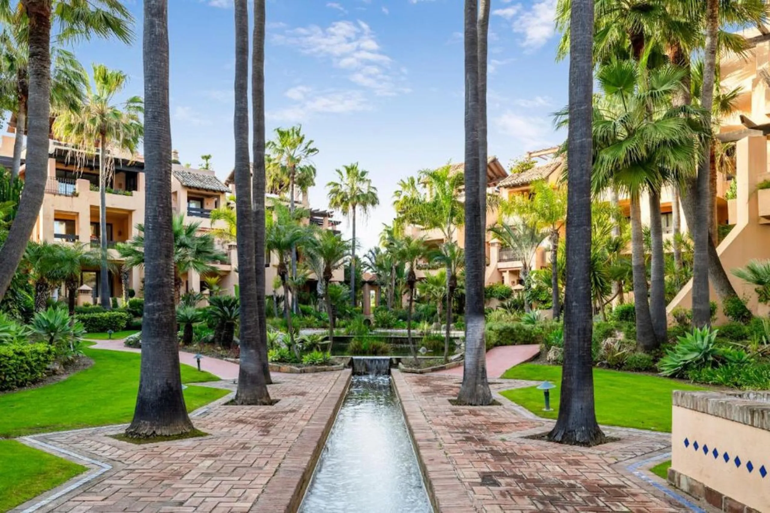 This magnificent frontline beach ground floor apartment is part of an exclusive gated community of only 80 homes. Surrounded by lush mature tropical gardens, it offers a tranquil and sophisticated ambience. The property includes a private underground park