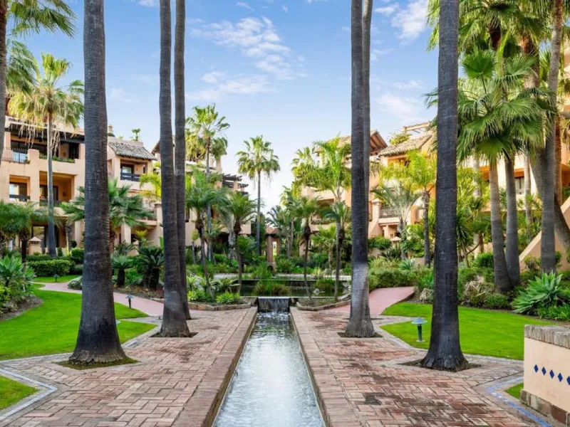 This magnificent frontline beach ground floor apartment is part of an exclusive gated community of only 80 homes. Surrounded by lush mature tropical gardens, it offers a tranquil and sophisticated ambience. The property includes a private underground park
