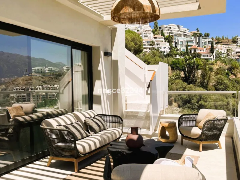 **Stunning Penthouse with Panoramic Sea & Golf Views in La Quinta, Benahavis**