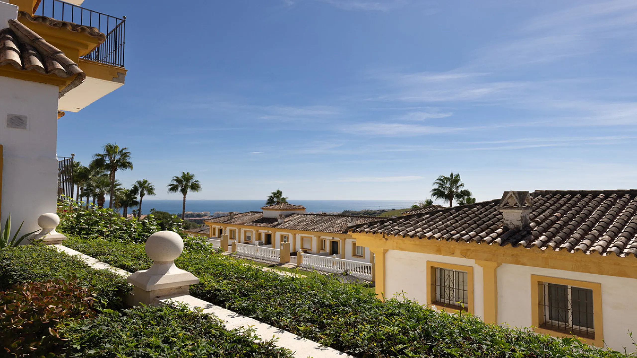 A fabulous Andalucian-style townhouse in Manilva Village with stunning panoramic views over the vineyards, across to the mountains and sea. A stunning setting. Located in a small urbanisation of only 23 houses with a communal pool and gardens.