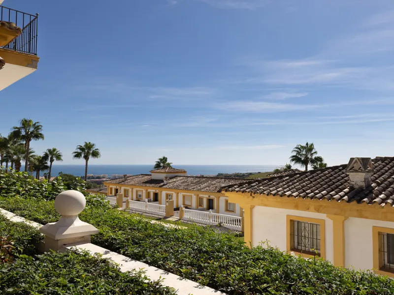 A fabulous Andalucian-style townhouse in Manilva Village with stunning panoramic views over the vineyards, across to the mountains and sea. A stunning setting. Located in a small urbanisation of only 23 houses with a communal pool and gardens.