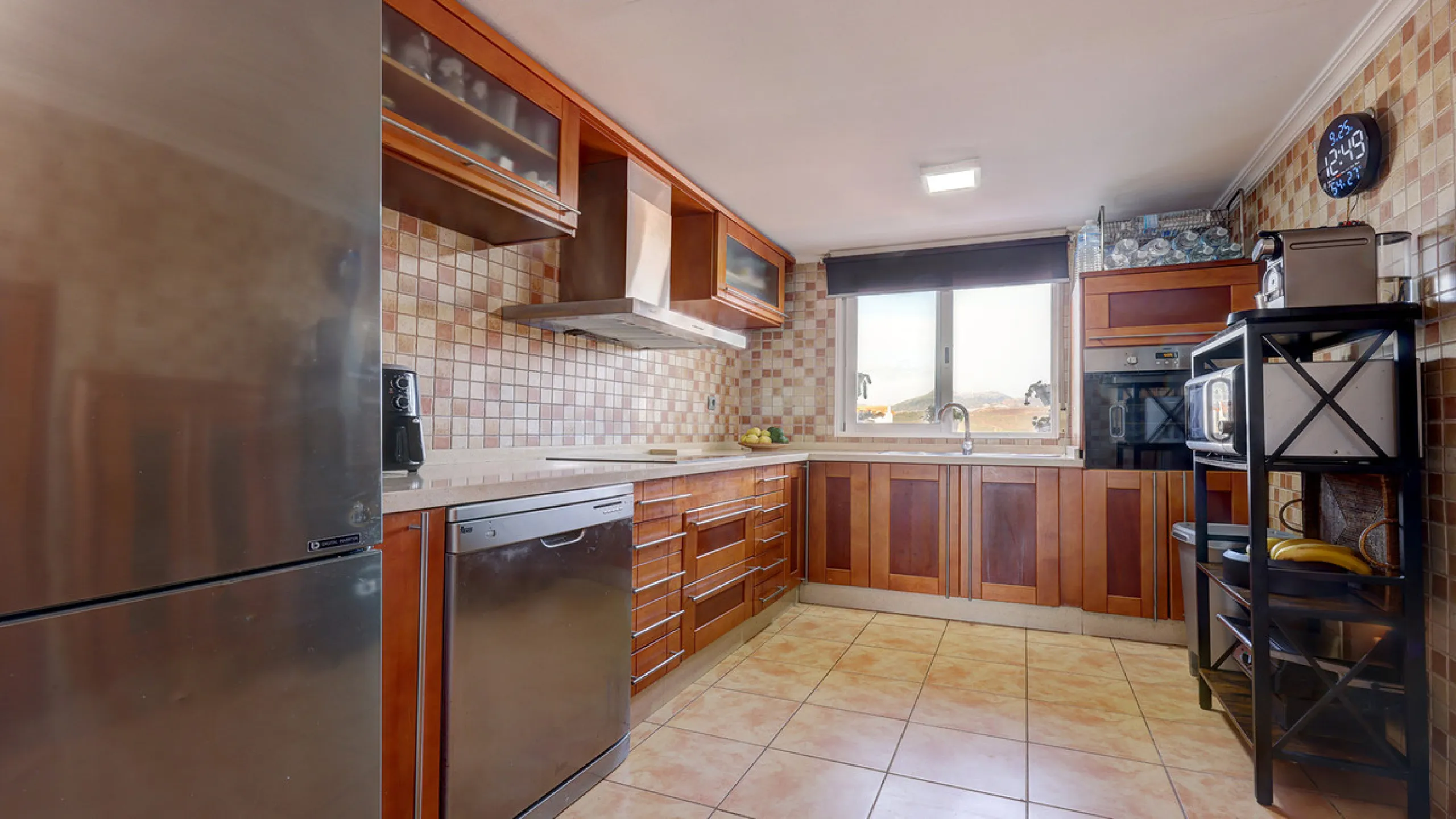 A fabulous Andalucian-style townhouse in Manilva Village with stunning panoramic views over the vineyards, across to the mountains and sea. A stunning setting. Located in a small urbanisation of only 23 houses with a communal pool and gardens.