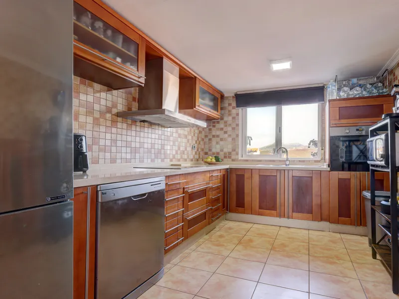 A fabulous Andalucian-style townhouse in Manilva Village with stunning panoramic views over the vineyards, across to the mountains and sea. A stunning setting. Located in a small urbanisation of only 23 houses with a communal pool and gardens.