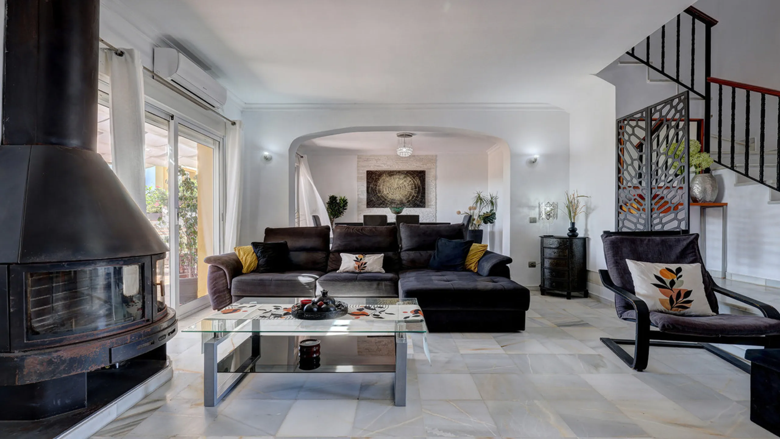 A fabulous Andalucian-style townhouse in Manilva Village with stunning panoramic views over the vineyards, across to the mountains and sea. A stunning setting. Located in a small urbanisation of only 23 houses with a communal pool and gardens.