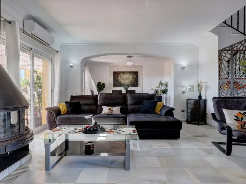A fabulous Andalucian-style townhouse in Manilva Village with stunning panoramic views over the vineyards, across to the mountains and sea. A stunning setting. Located in a small urbanisation of only 23 houses with a communal pool and gardens.