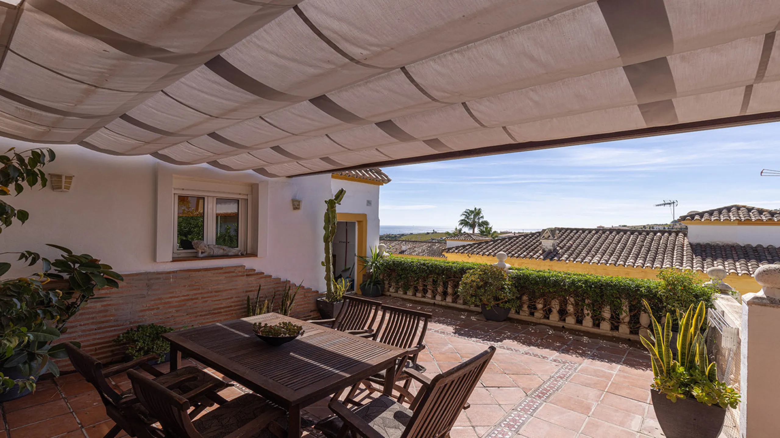 A fabulous Andalucian-style townhouse in Manilva Village with stunning panoramic views over the vineyards, across to the mountains and sea. A stunning setting. Located in a small urbanisation of only 23 houses with a communal pool and gardens.