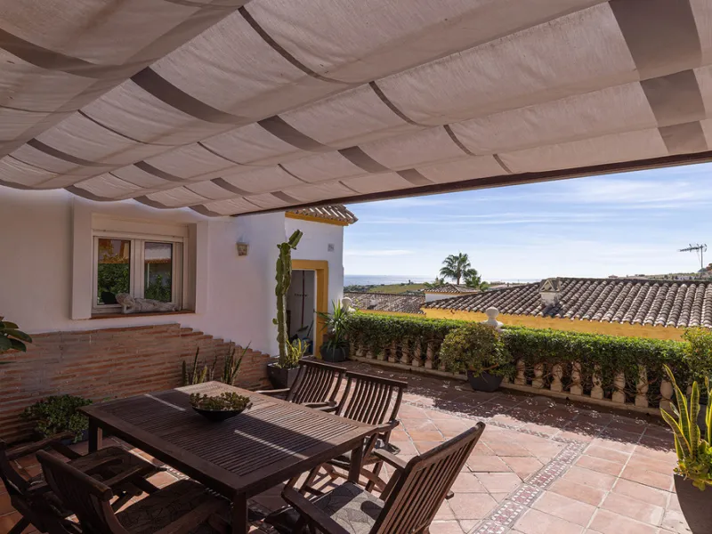 A fabulous Andalucian-style townhouse in Manilva Village with stunning panoramic views over the vineyards, across to the mountains and sea. A stunning setting. Located in a small urbanisation of only 23 houses with a communal pool and gardens.