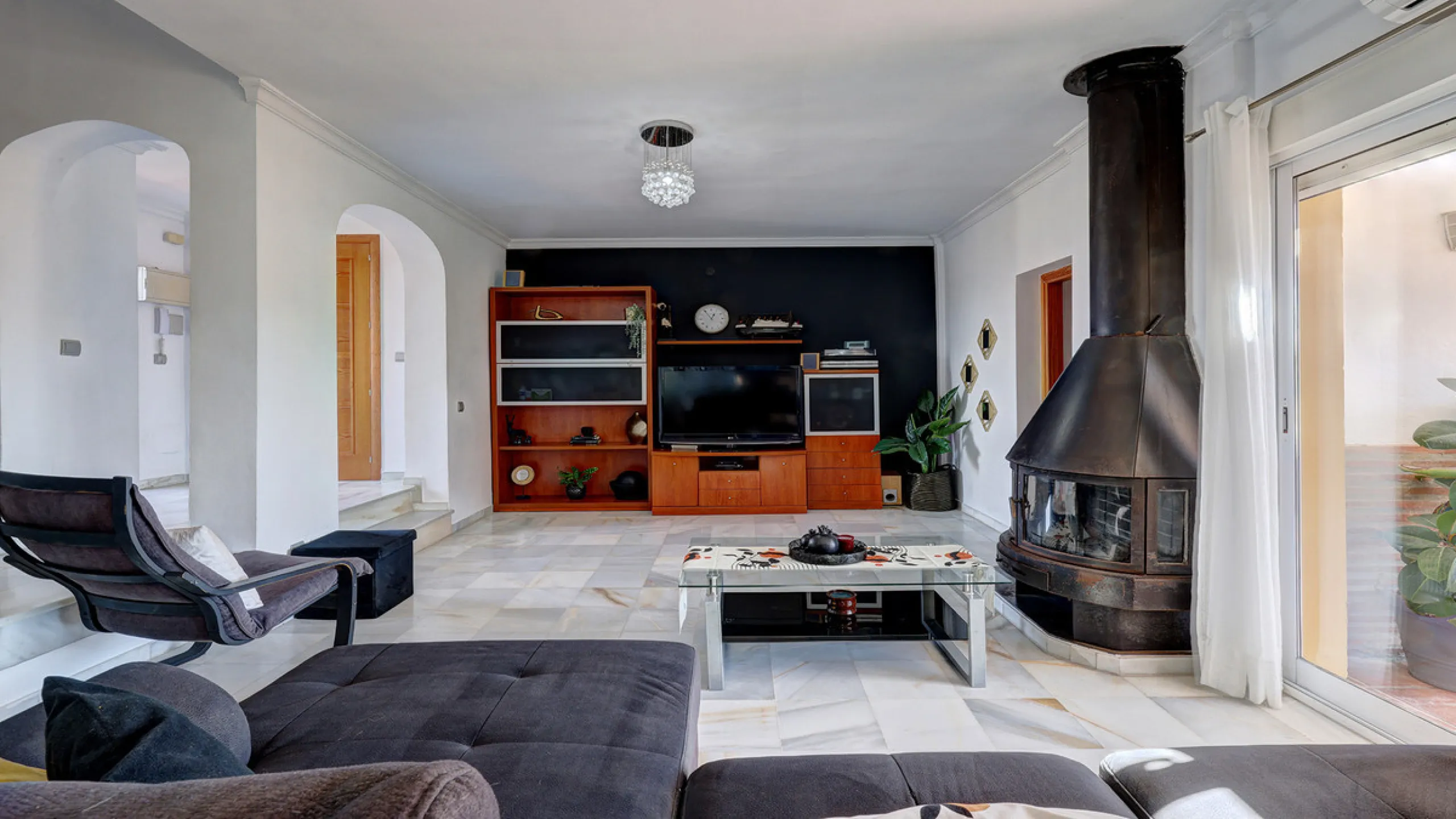 A fabulous Andalucian-style townhouse in Manilva Village with stunning panoramic views over the vineyards, across to the mountains and sea. A stunning setting. Located in a small urbanisation of only 23 houses with a communal pool and gardens.