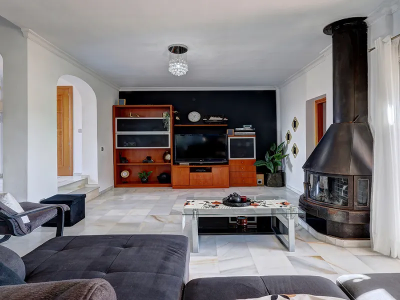 A fabulous Andalucian-style townhouse in Manilva Village with stunning panoramic views over the vineyards, across to the mountains and sea. A stunning setting. Located in a small urbanisation of only 23 houses with a communal pool and gardens.
