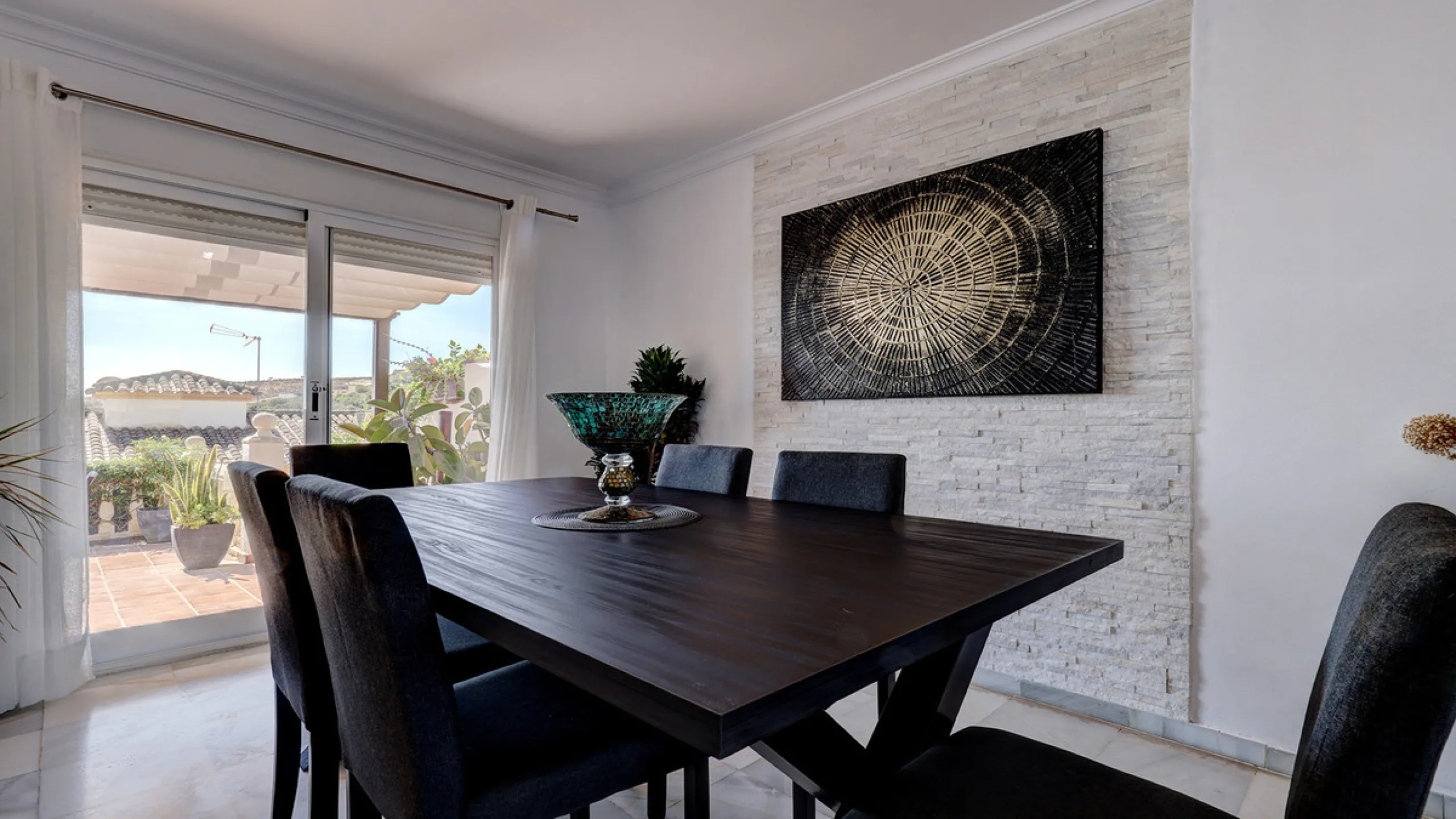 A fabulous Andalucian-style townhouse in Manilva Village with stunning panoramic views over the vineyards, across to the mountains and sea. A stunning setting. Located in a small urbanisation of only 23 houses with a communal pool and gardens.