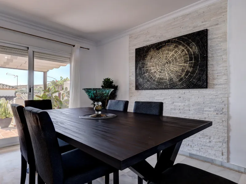 A fabulous Andalucian-style townhouse in Manilva Village with stunning panoramic views over the vineyards, across to the mountains and sea. A stunning setting. Located in a small urbanisation of only 23 houses with a communal pool and gardens.