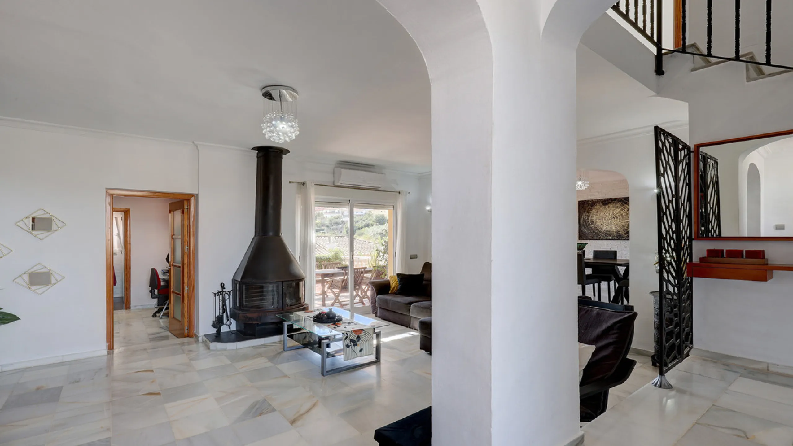 A fabulous Andalucian-style townhouse in Manilva Village with stunning panoramic views over the vineyards, across to the mountains and sea. A stunning setting. Located in a small urbanisation of only 23 houses with a communal pool and gardens.