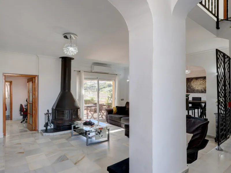 A fabulous Andalucian-style townhouse in Manilva Village with stunning panoramic views over the vineyards, across to the mountains and sea. A stunning setting. Located in a small urbanisation of only 23 houses with a communal pool and gardens.