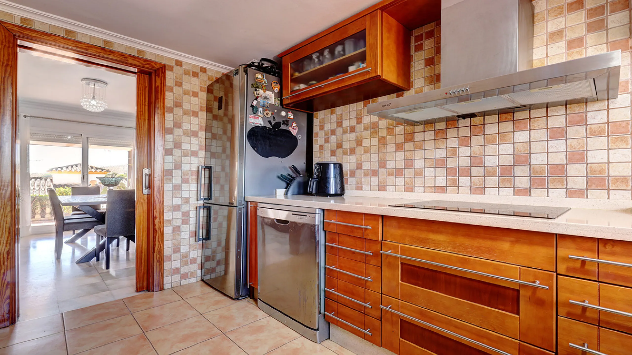 A fabulous Andalucian-style townhouse in Manilva Village with stunning panoramic views over the vineyards, across to the mountains and sea. A stunning setting. Located in a small urbanisation of only 23 houses with a communal pool and gardens.