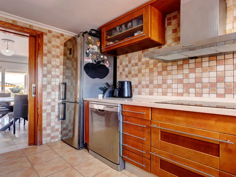 A fabulous Andalucian-style townhouse in Manilva Village with stunning panoramic views over the vineyards, across to the mountains and sea. A stunning setting. Located in a small urbanisation of only 23 houses with a communal pool and gardens.