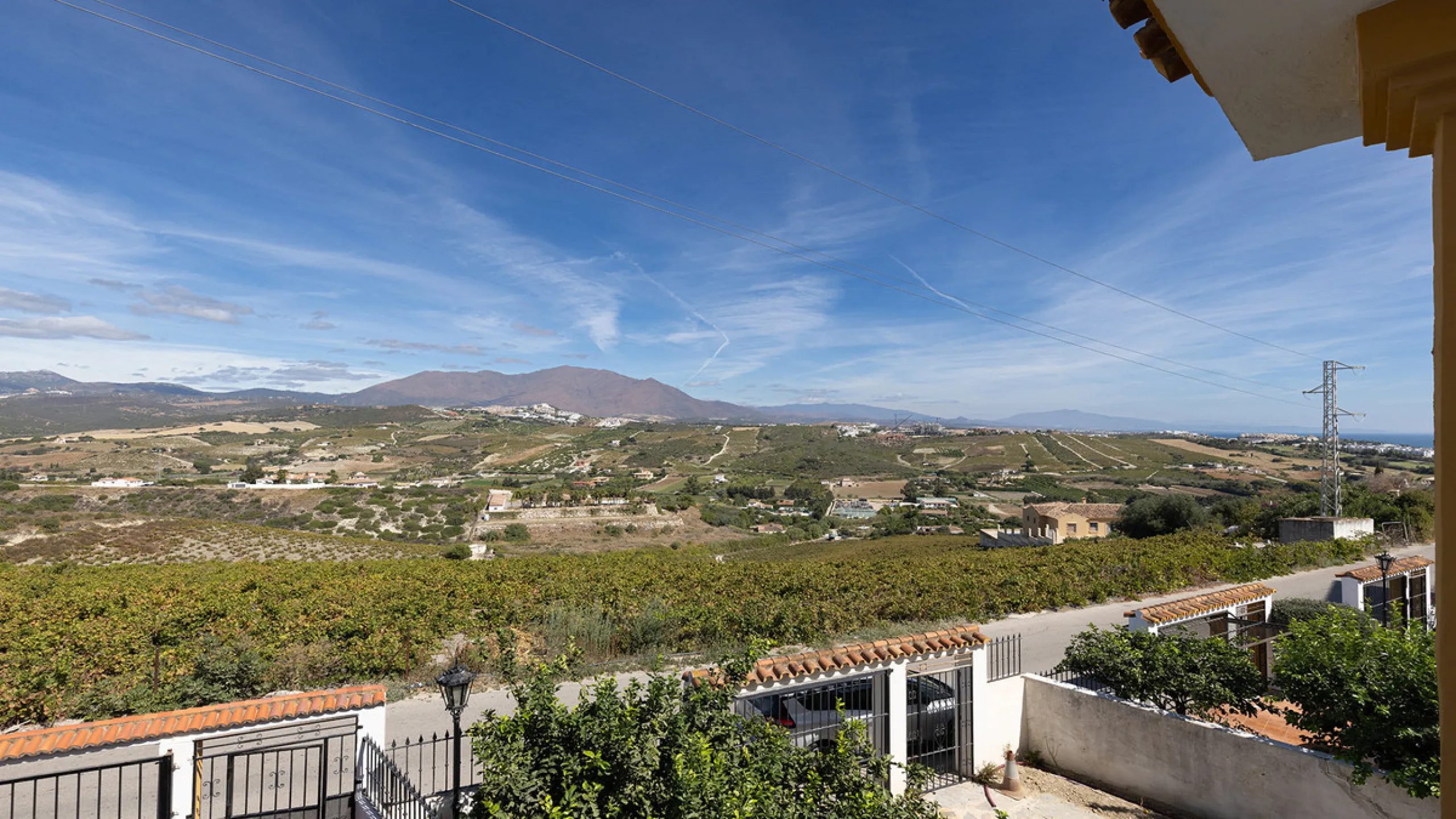 A fabulous Andalucian-style townhouse in Manilva Village with stunning panoramic views over the vineyards, across to the mountains and sea. A stunning setting. Located in a small urbanisation of only 23 houses with a communal pool and gardens.