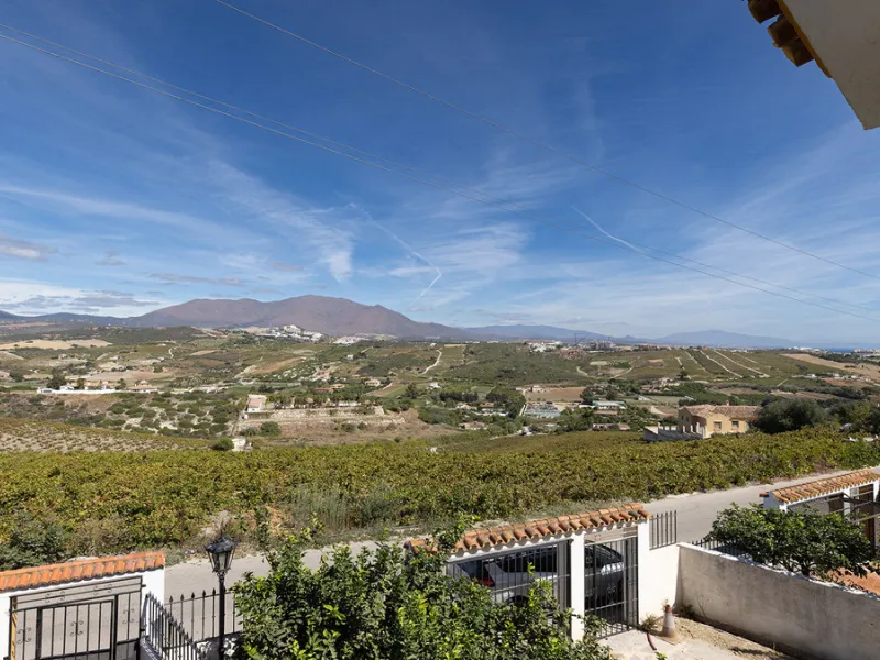 A fabulous Andalucian-style townhouse in Manilva Village with stunning panoramic views over the vineyards, across to the mountains and sea. A stunning setting. Located in a small urbanisation of only 23 houses with a communal pool and gardens.