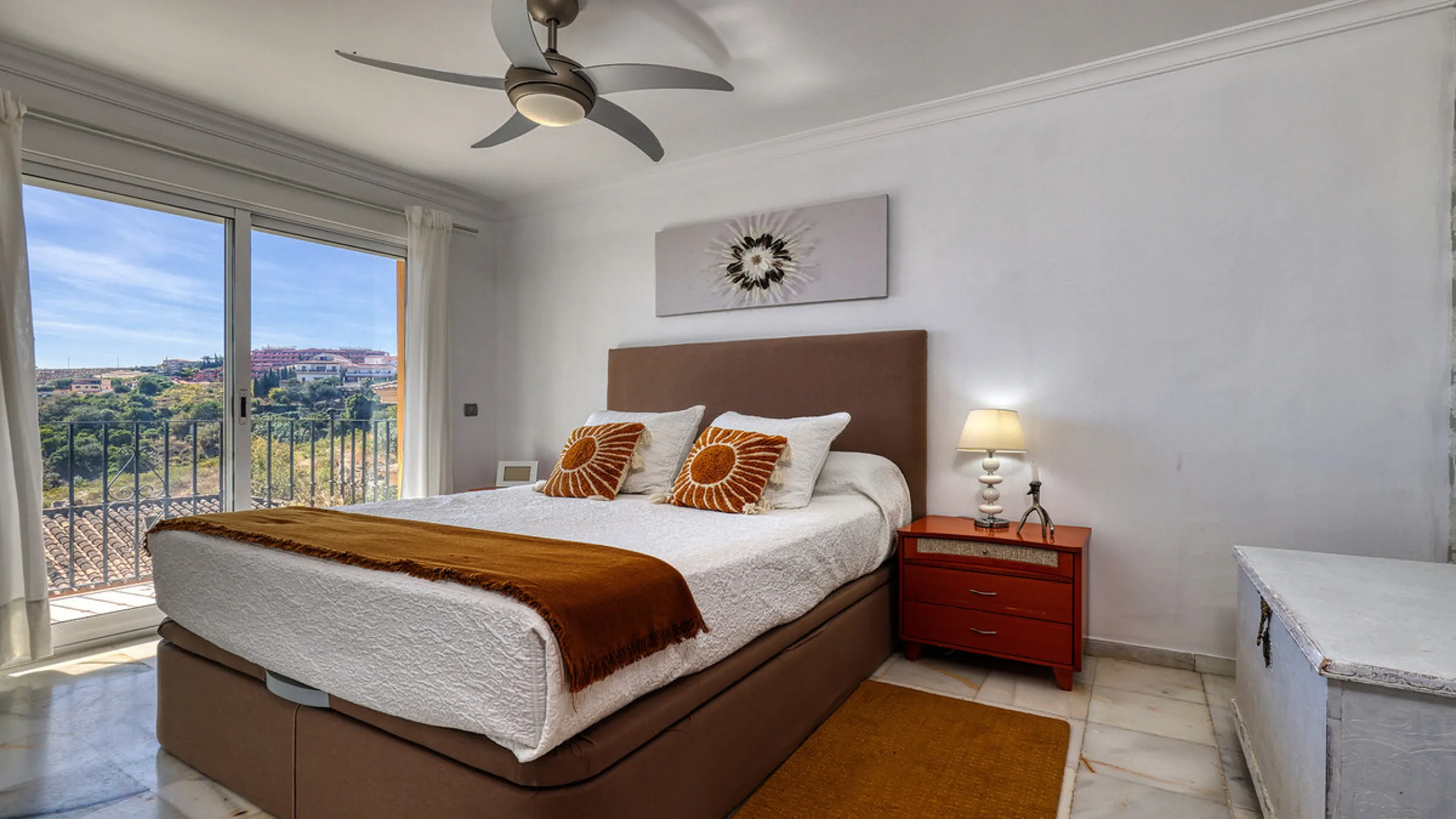 A fabulous Andalucian-style townhouse in Manilva Village with stunning panoramic views over the vineyards, across to the mountains and sea. A stunning setting. Located in a small urbanisation of only 23 houses with a communal pool and gardens.