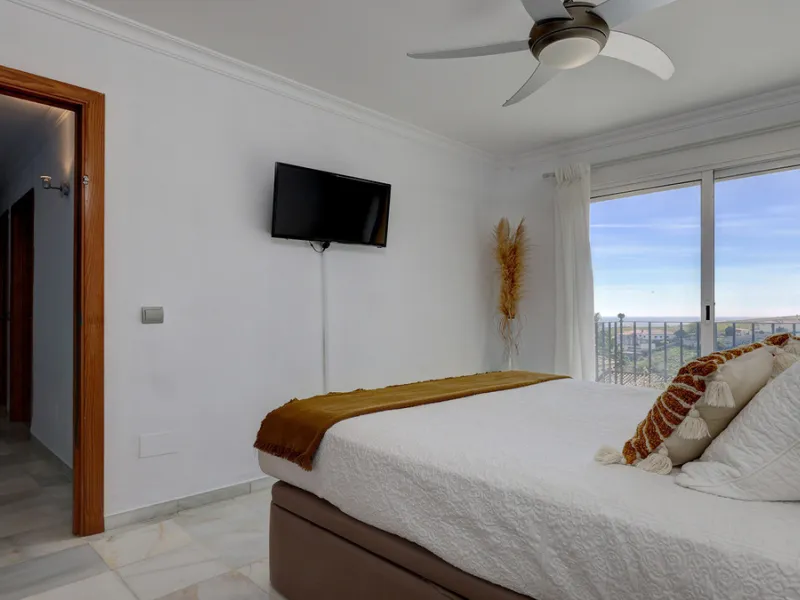 A fabulous Andalucian-style townhouse in Manilva Village with stunning panoramic views over the vineyards, across to the mountains and sea. A stunning setting. Located in a small urbanisation of only 23 houses with a communal pool and gardens.