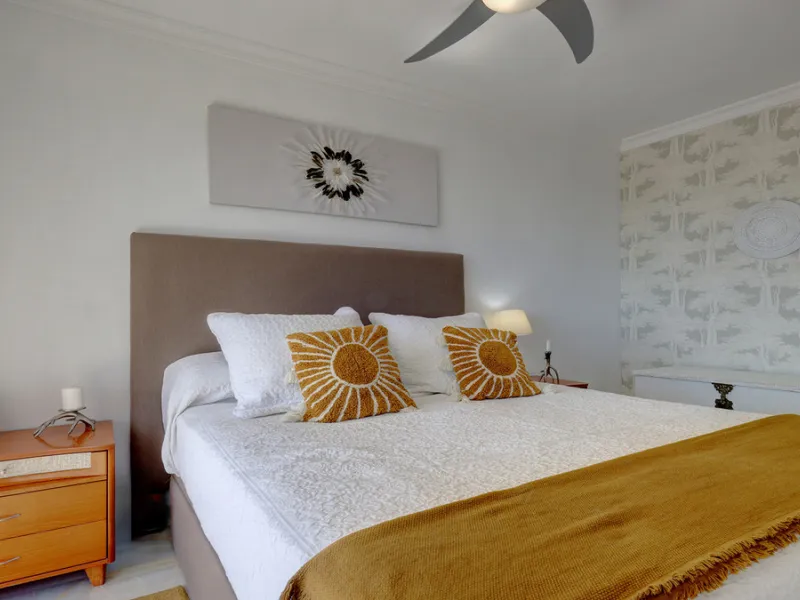 A fabulous Andalucian-style townhouse in Manilva Village with stunning panoramic views over the vineyards, across to the mountains and sea. A stunning setting. Located in a small urbanisation of only 23 houses with a communal pool and gardens.