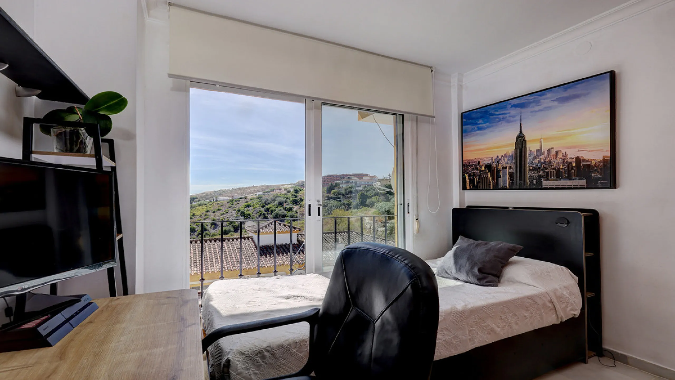 A fabulous Andalucian-style townhouse in Manilva Village with stunning panoramic views over the vineyards, across to the mountains and sea. A stunning setting. Located in a small urbanisation of only 23 houses with a communal pool and gardens.