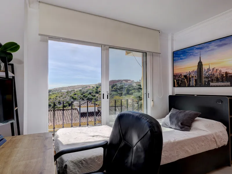 A fabulous Andalucian-style townhouse in Manilva Village with stunning panoramic views over the vineyards, across to the mountains and sea. A stunning setting. Located in a small urbanisation of only 23 houses with a communal pool and gardens.