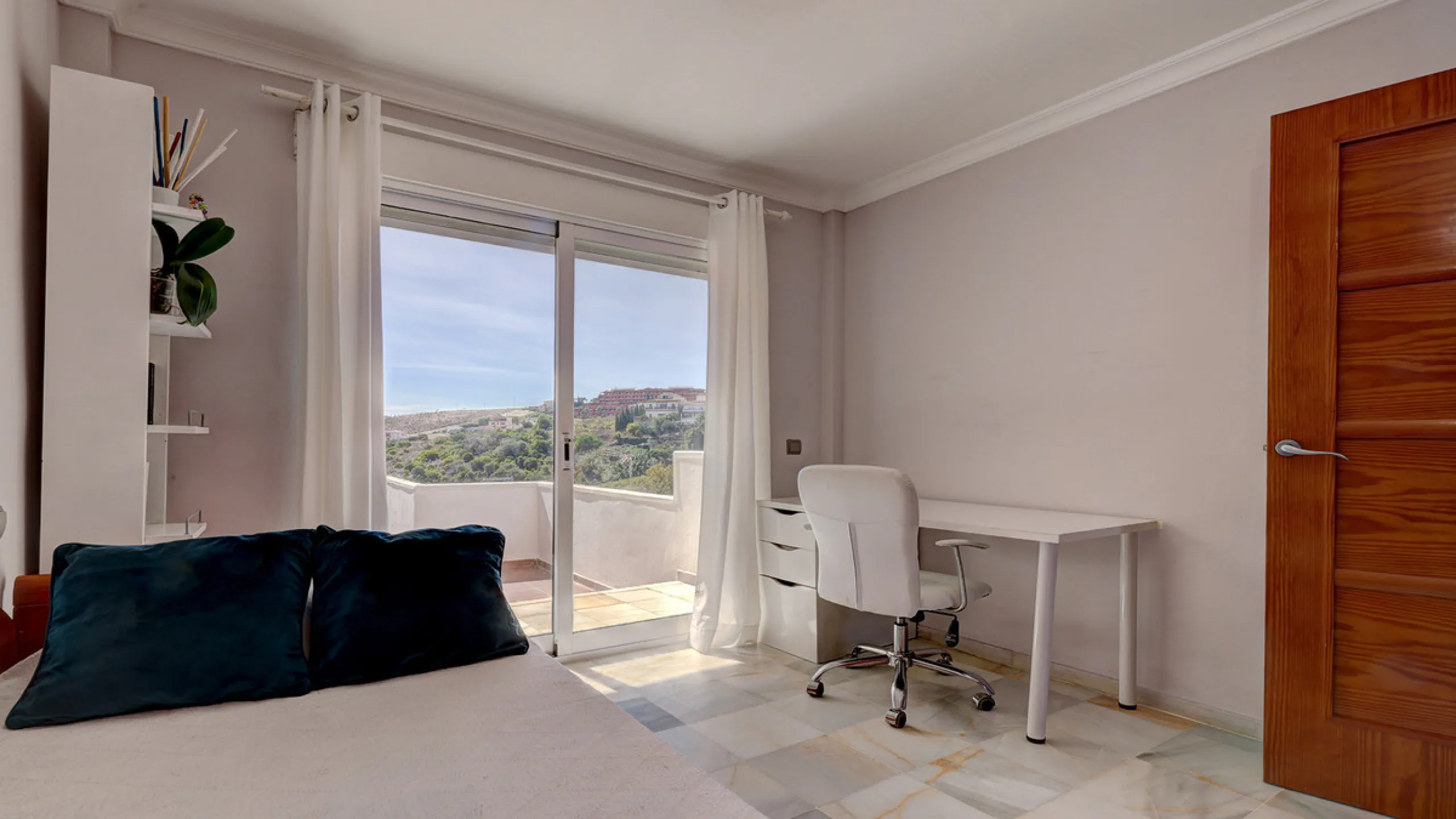 A fabulous Andalucian-style townhouse in Manilva Village with stunning panoramic views over the vineyards, across to the mountains and sea. A stunning setting. Located in a small urbanisation of only 23 houses with a communal pool and gardens.