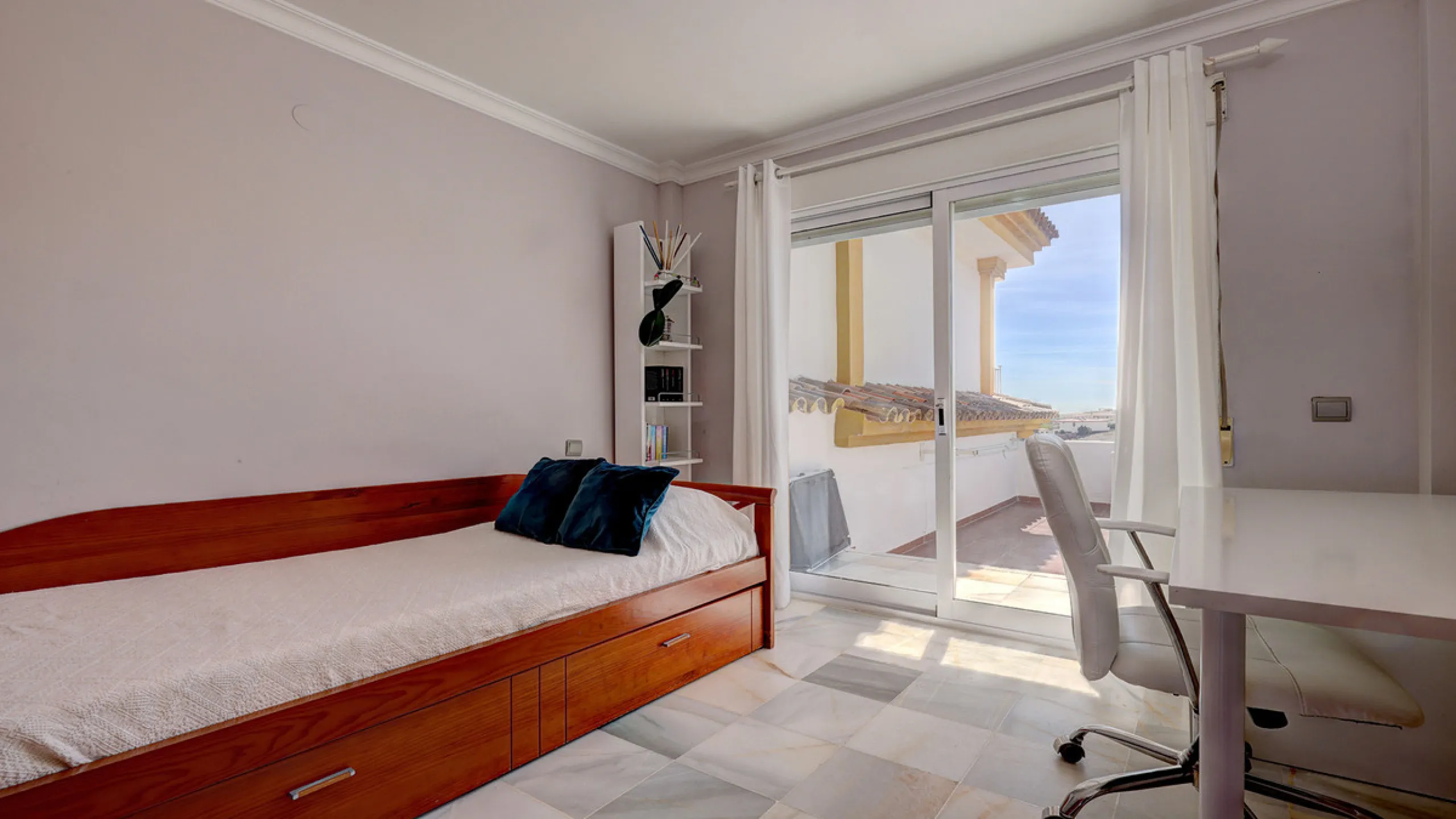 A fabulous Andalucian-style townhouse in Manilva Village with stunning panoramic views over the vineyards, across to the mountains and sea. A stunning setting. Located in a small urbanisation of only 23 houses with a communal pool and gardens.