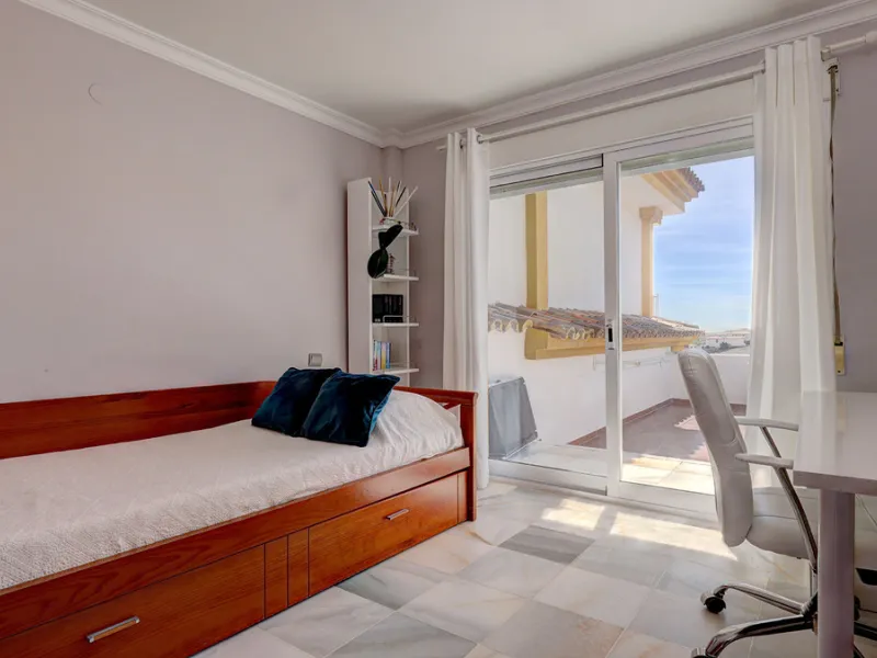 A fabulous Andalucian-style townhouse in Manilva Village with stunning panoramic views over the vineyards, across to the mountains and sea. A stunning setting. Located in a small urbanisation of only 23 houses with a communal pool and gardens.