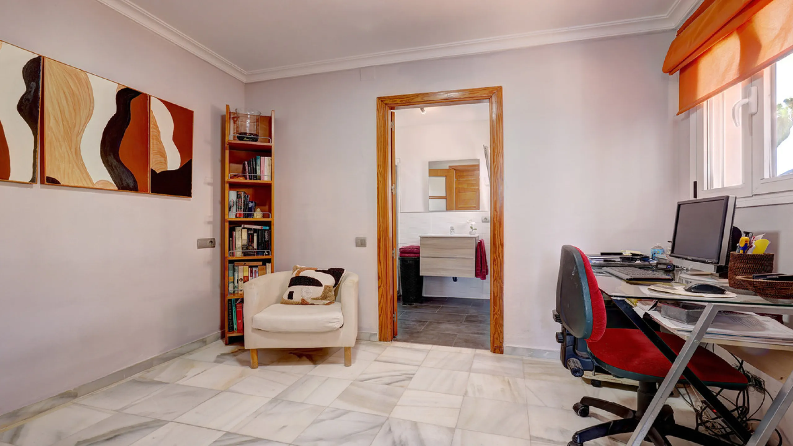 A fabulous Andalucian-style townhouse in Manilva Village with stunning panoramic views over the vineyards, across to the mountains and sea. A stunning setting. Located in a small urbanisation of only 23 houses with a communal pool and gardens.