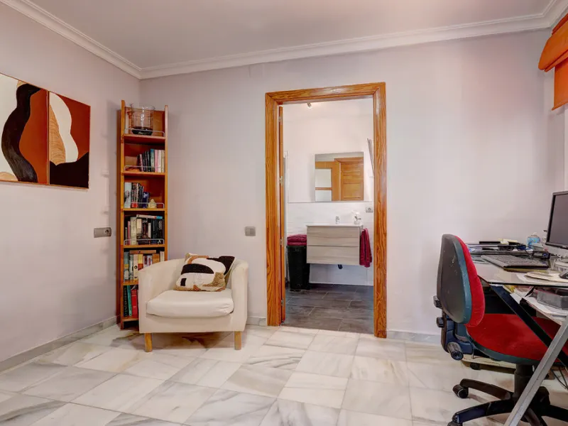 A fabulous Andalucian-style townhouse in Manilva Village with stunning panoramic views over the vineyards, across to the mountains and sea. A stunning setting. Located in a small urbanisation of only 23 houses with a communal pool and gardens.