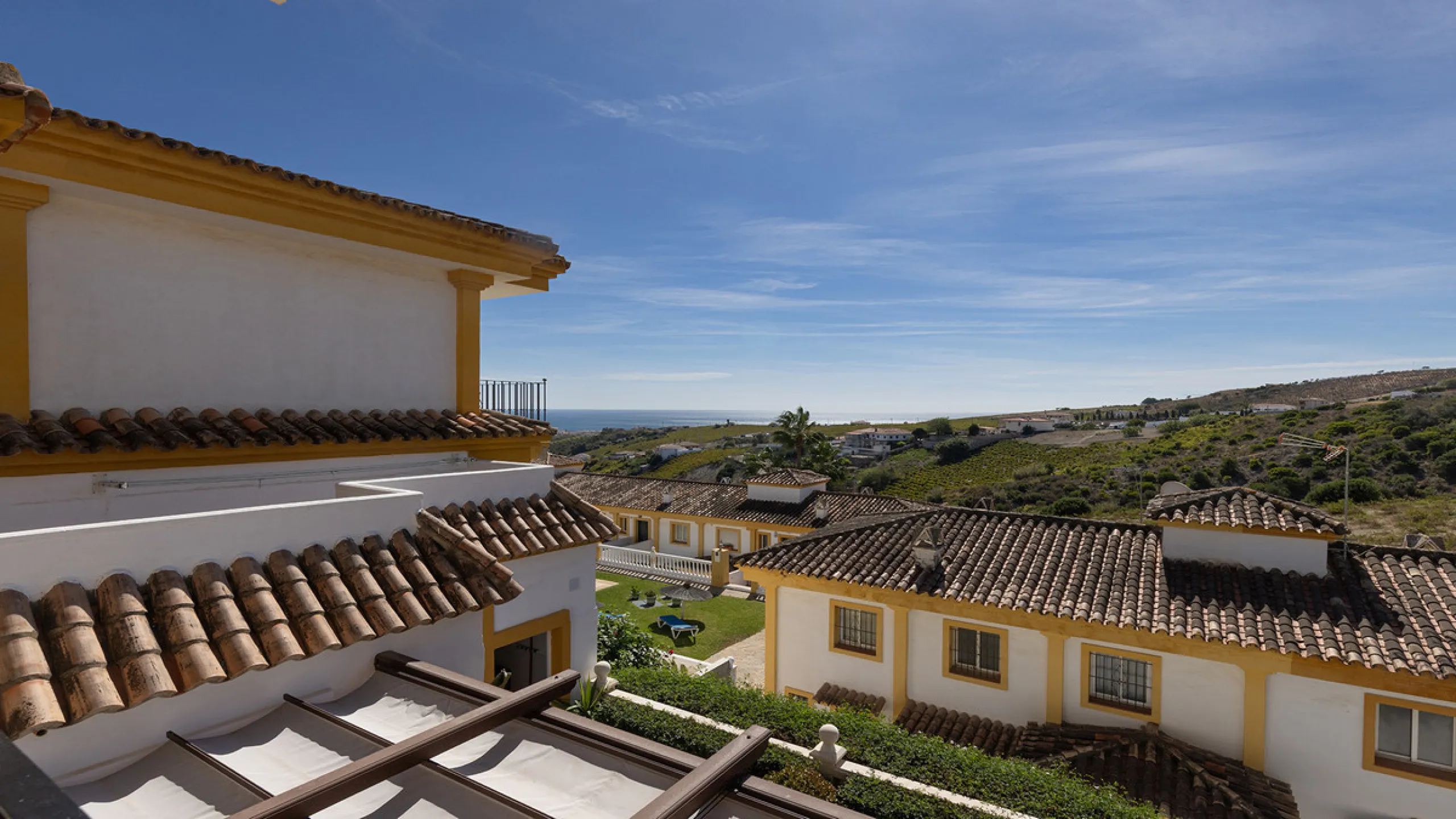 A fabulous Andalucian-style townhouse in Manilva Village with stunning panoramic views over the vineyards, across to the mountains and sea. A stunning setting. Located in a small urbanisation of only 23 houses with a communal pool and gardens.