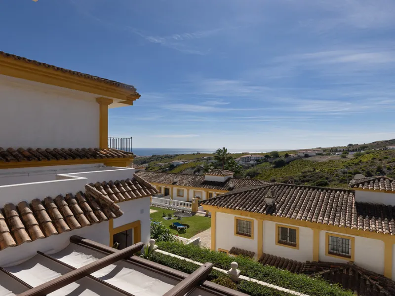 A fabulous Andalucian-style townhouse in Manilva Village with stunning panoramic views over the vineyards, across to the mountains and sea. A stunning setting. Located in a small urbanisation of only 23 houses with a communal pool and gardens.