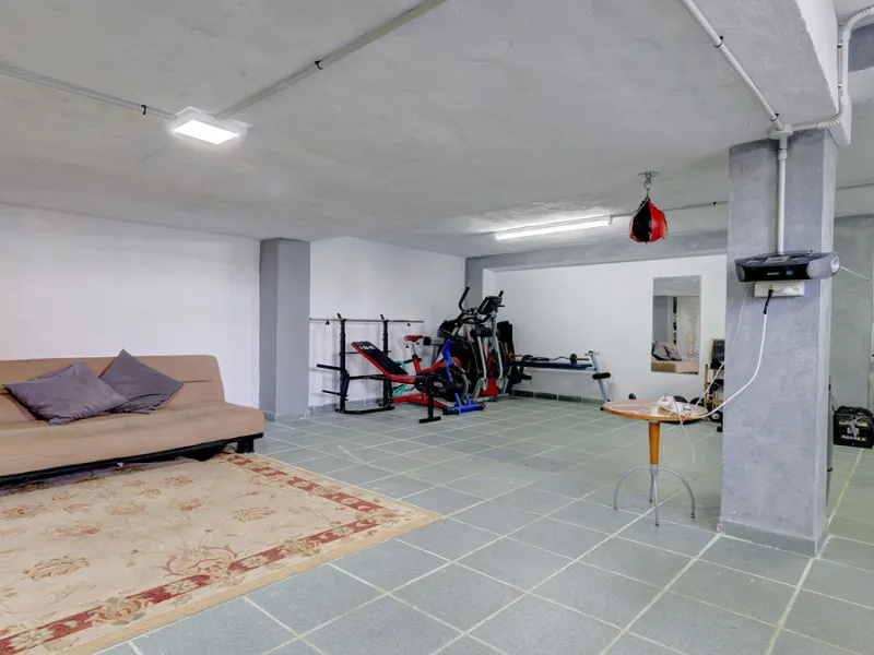 A fabulous Andalucian-style townhouse in Manilva Village with stunning panoramic views over the vineyards, across to the mountains and sea. A stunning setting. Located in a small urbanisation of only 23 houses with a communal pool and gardens.