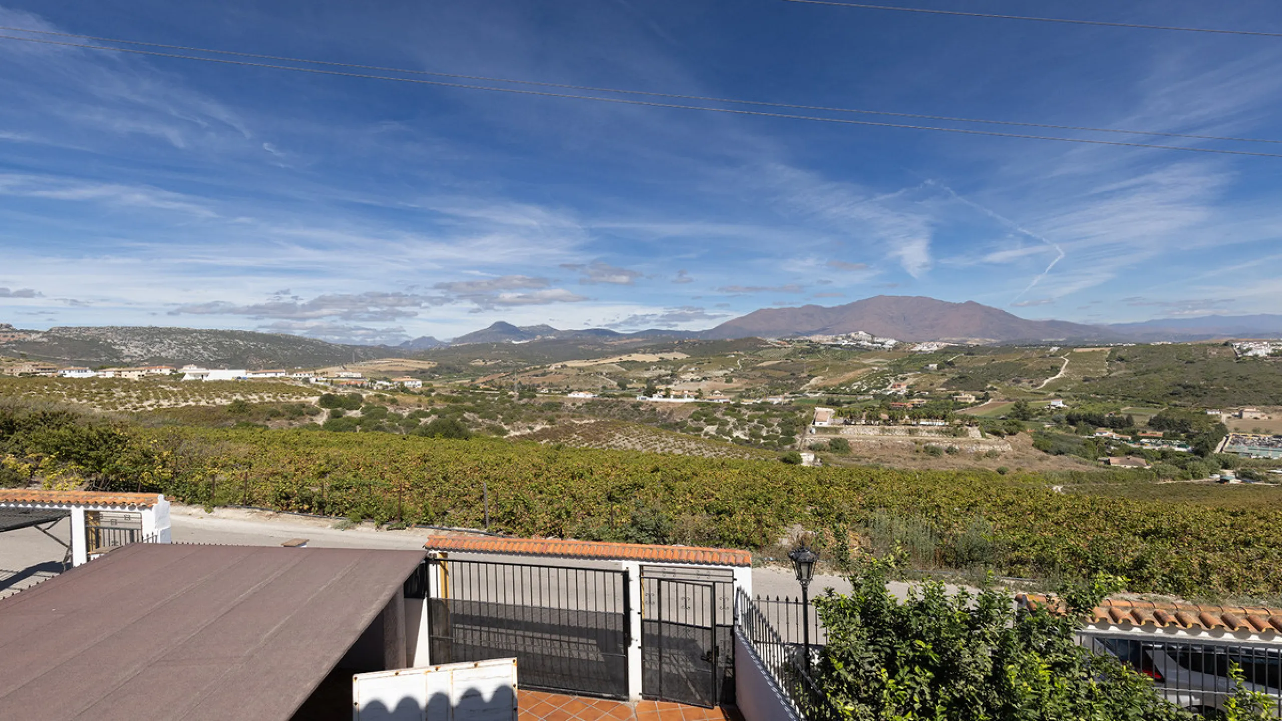 A fabulous Andalucian-style townhouse in Manilva Village with stunning panoramic views over the vineyards, across to the mountains and sea. A stunning setting. Located in a small urbanisation of only 23 houses with a communal pool and gardens.