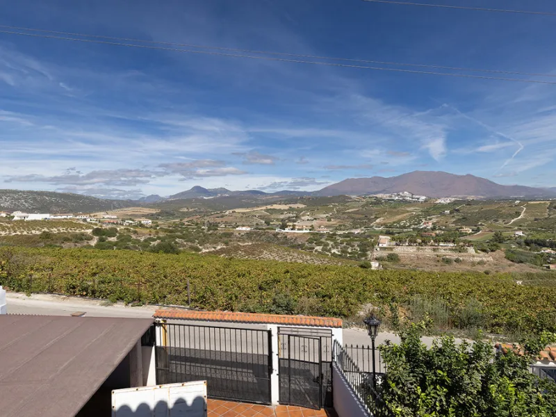 A fabulous Andalucian-style townhouse in Manilva Village with stunning panoramic views over the vineyards, across to the mountains and sea. A stunning setting. Located in a small urbanisation of only 23 houses with a communal pool and gardens.
